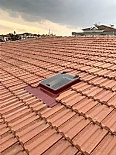 Büyük Boy Kiremit Çatı Çıkış Kapağı Tek Amortisörlü